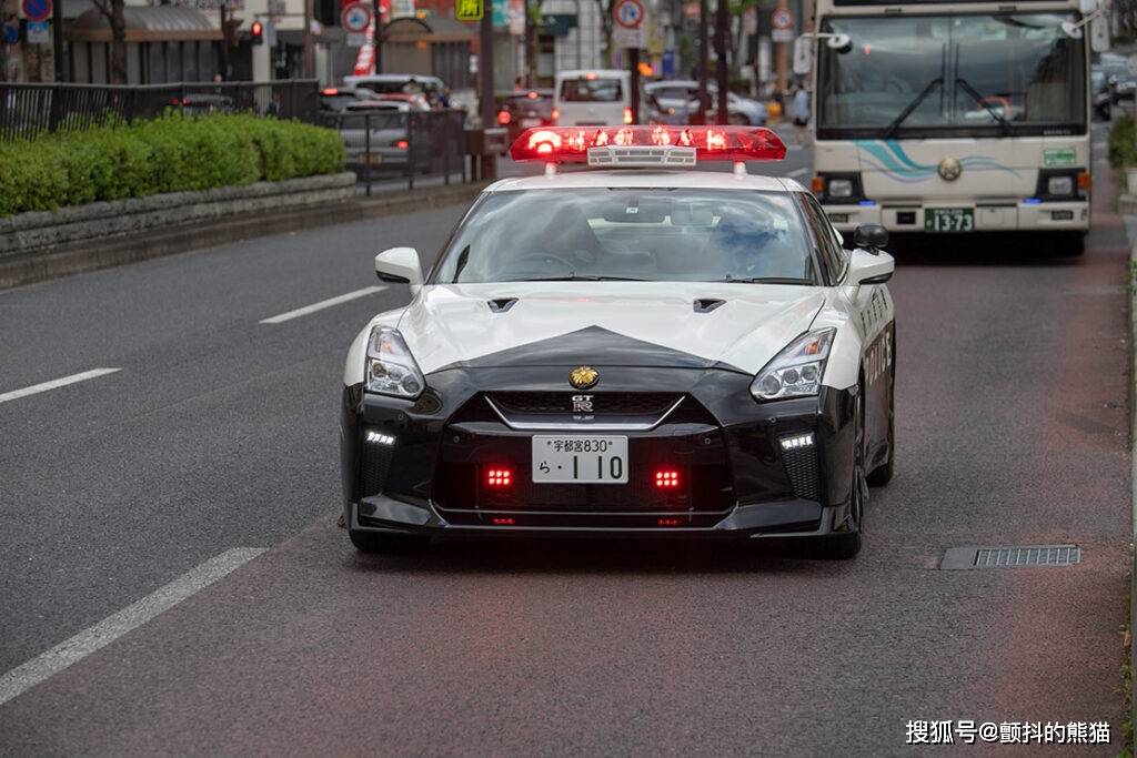 这辆gtr35警车保留了日本顶级超跑的原生性能,同时加装了警用黑白涂装