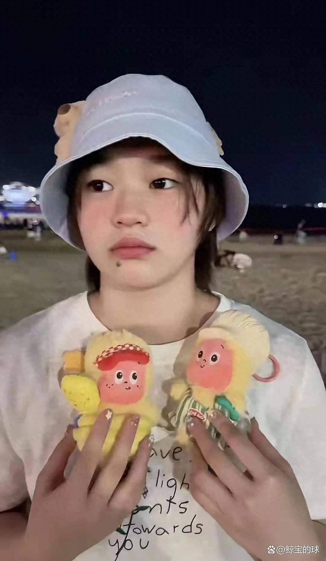 全红婵晒美照网友太可爱了吧抱着一堆布娃娃像是童心未泯