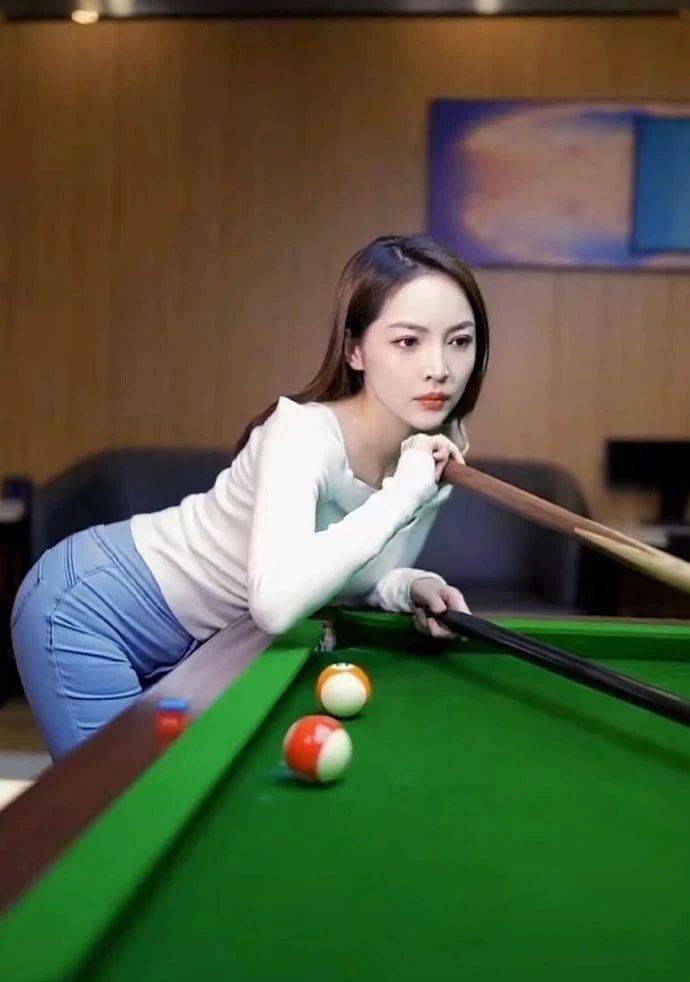 最美台球裁判王钟瑶,旗袍摇曳生姿,身材犯规吗?