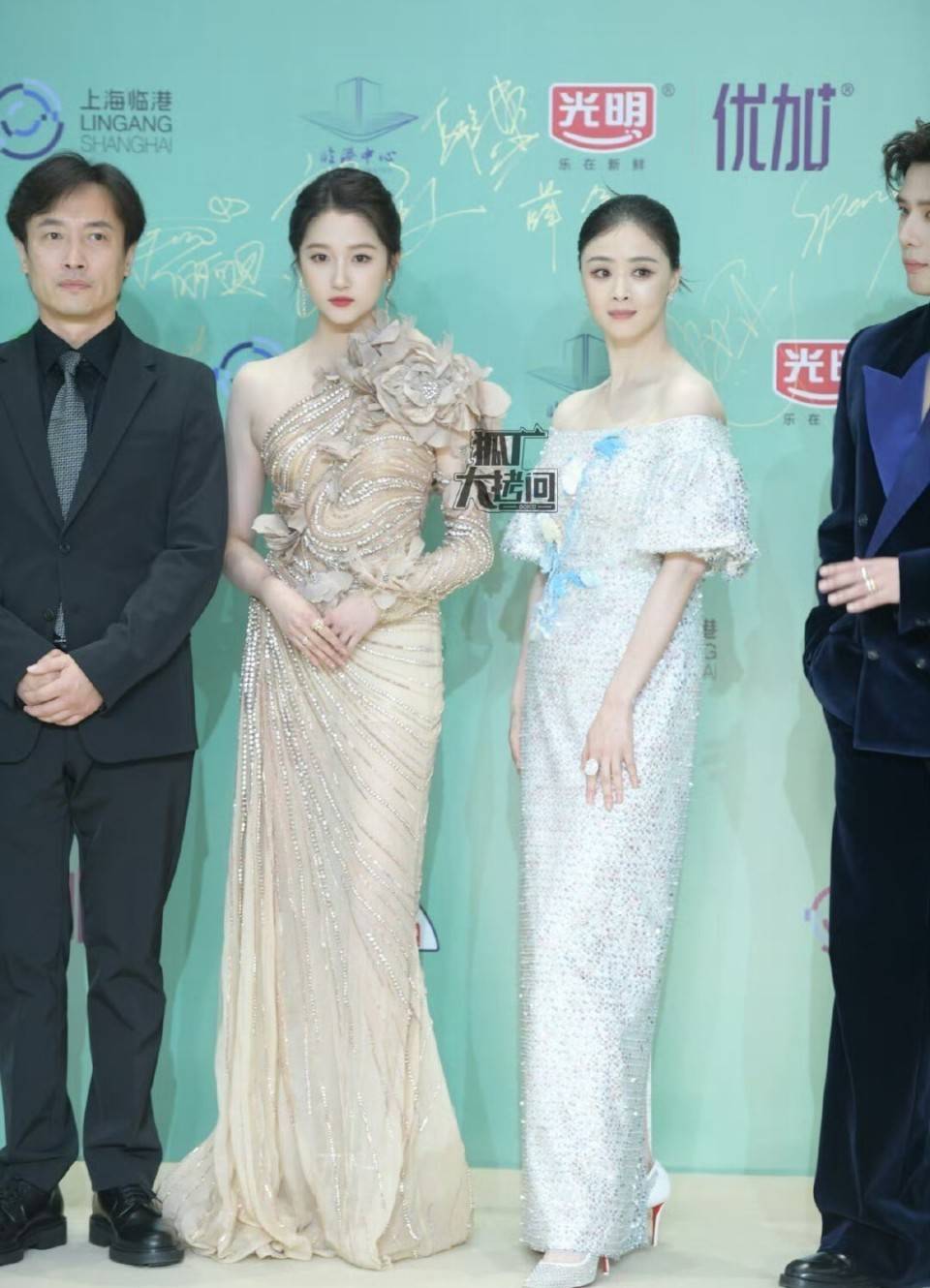 关晓彤鹿晗“没分手”？关晓彤白玉兰出风头，鹿晗非主流风格对比_网友_状态_显得