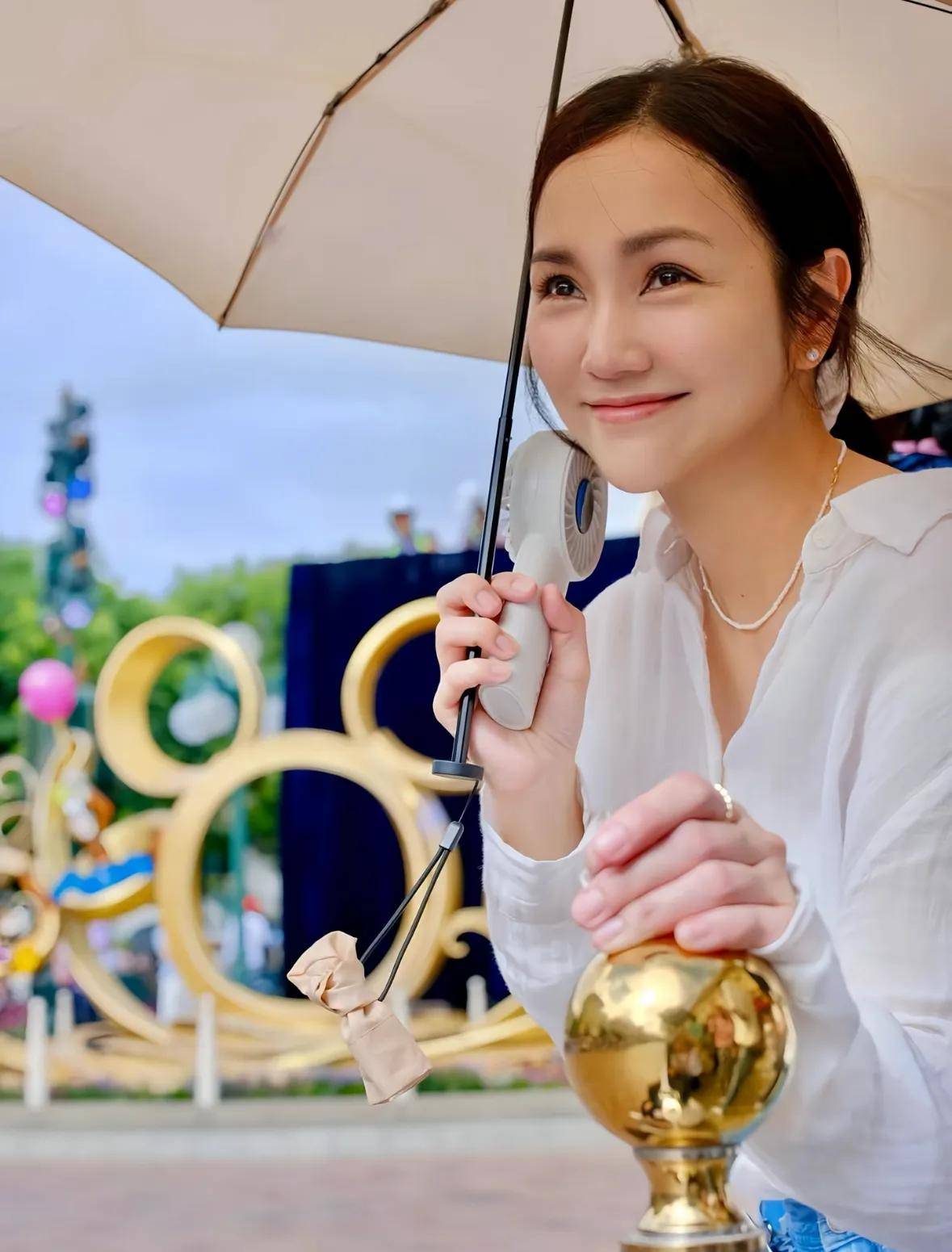 迪士尼偶遇谢安琪一家18岁大儿子颜值逊色萌娃小女儿超可爱