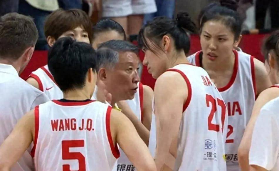 中国女篮复仇战：张子宇复出联手韩旭，双塔战术迎战澳大利亚
