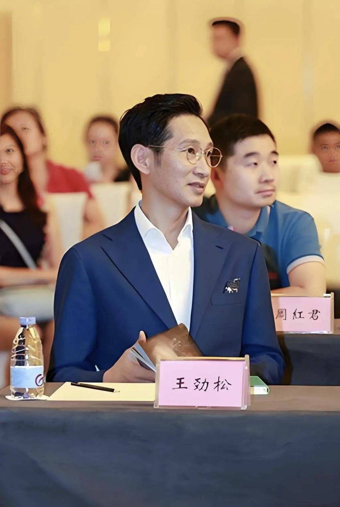 56岁无绯闻无退路,王劲松30年坚守演技,终成天花板