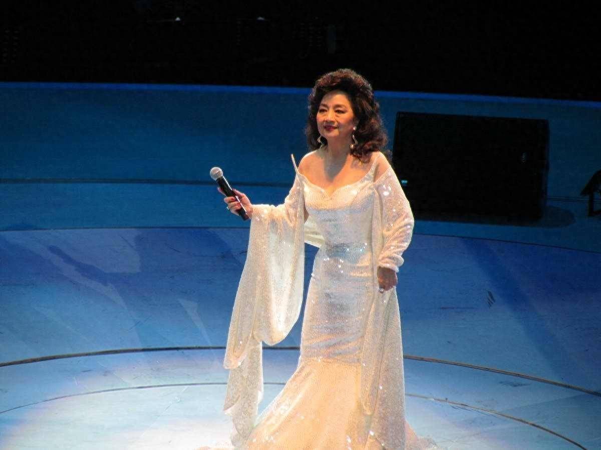 张碧晨演唱会,花色上衣展气质,镜头前比心依旧迷人