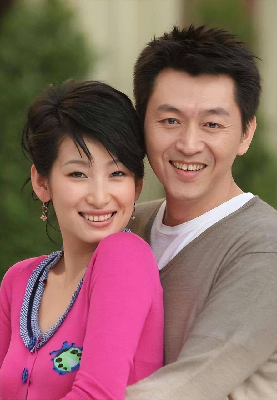 捧红丈夫却惨遭抛弃,他转身迎娶秦海璐,现在她独自带儿子生活