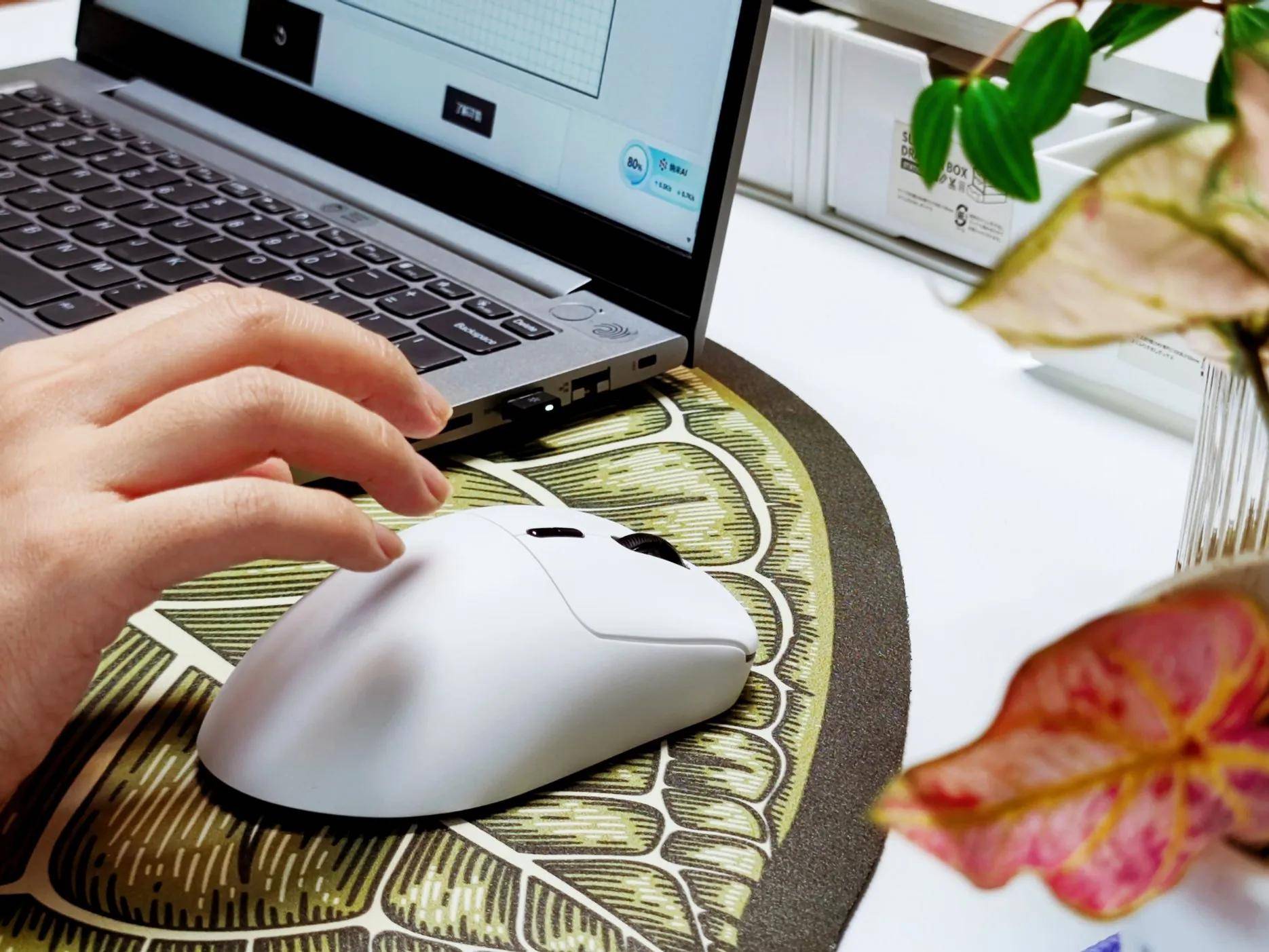 双8K+右手优化:性能怪兽也有舒适握感,雷柏VT3系列二代电竞鼠标!