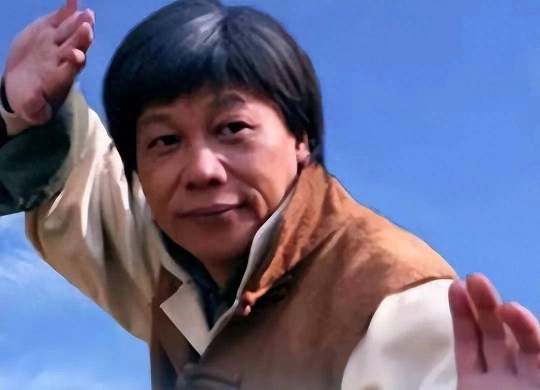 梁小龙:从武打巨星到沉默英雄,一语成谶后的璀璨重生传奇!