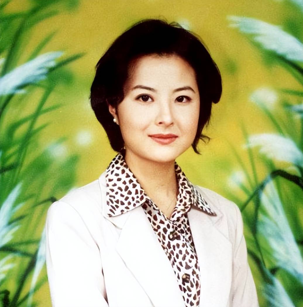 从央视离职后,52岁张泉灵投身自媒体领域,面容衰老不过气质还行