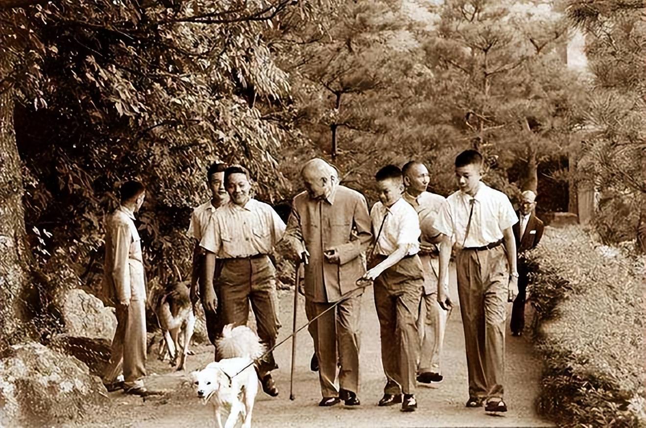 蒋介石晚年思乡心切,从家乡采购食物,死后按家乡风俗穿七条裤子