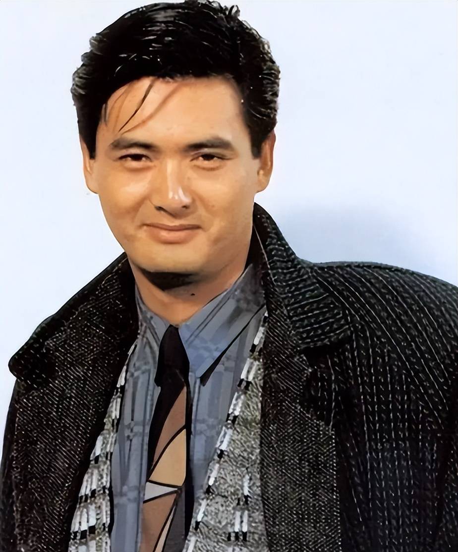 70岁周润发近照曝光!新加坡与发嫂同框,身形消瘦引粉丝担忧