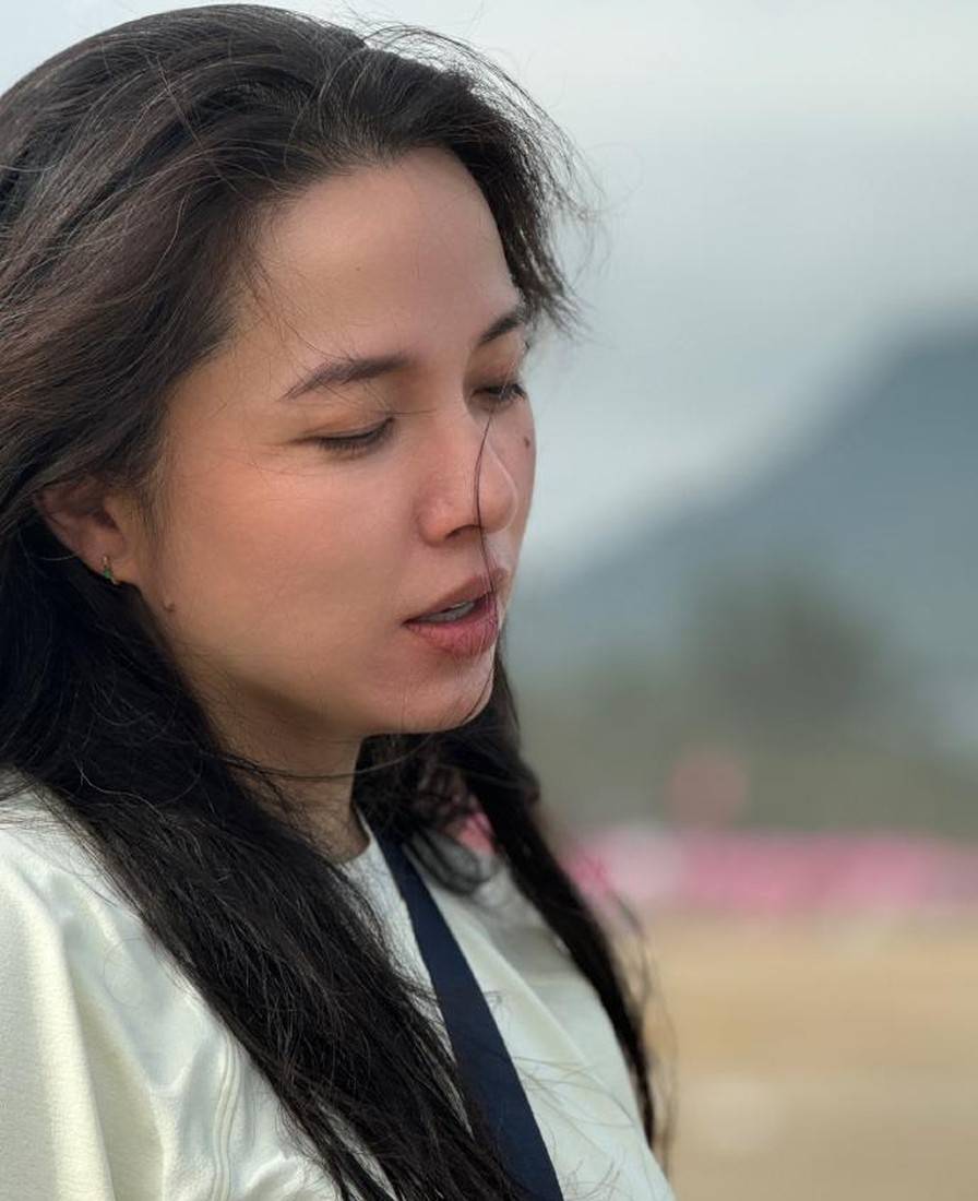 靳东老婆晒近照,46岁李佳白发显年轻,脸无皱纹气质优雅