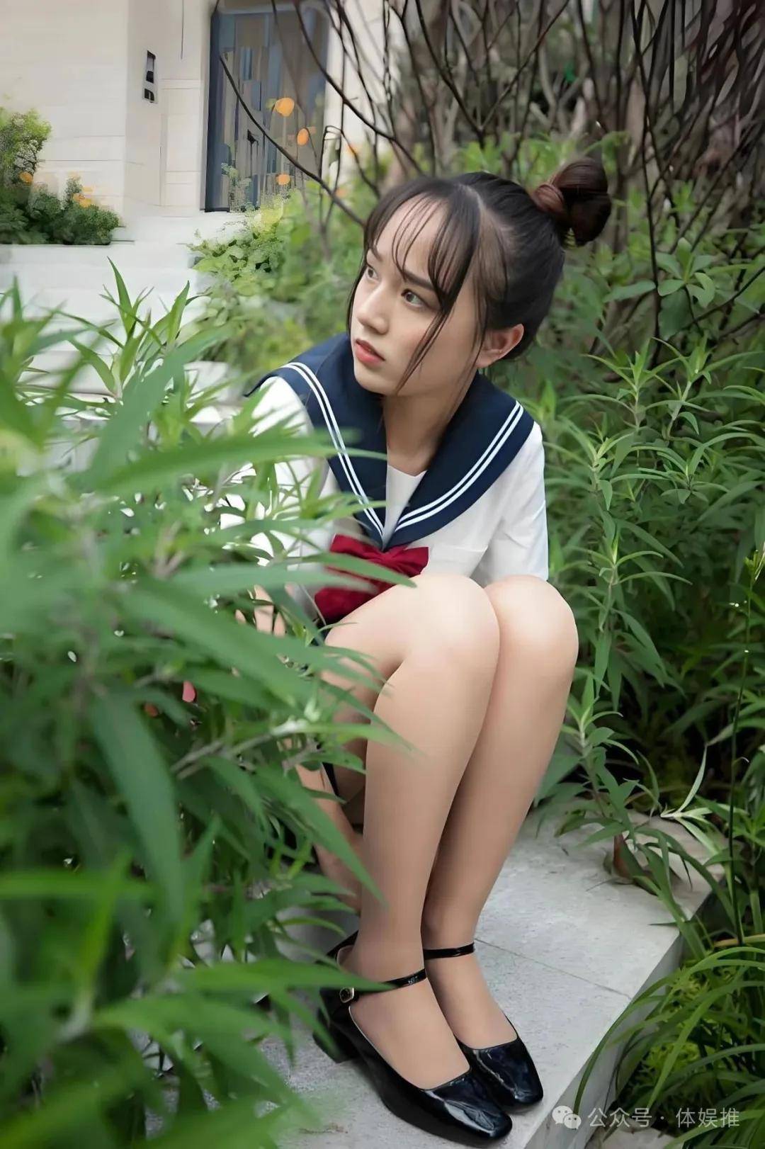 水手服配肉色丝袜,美女小姐姐演绎清新校园风!