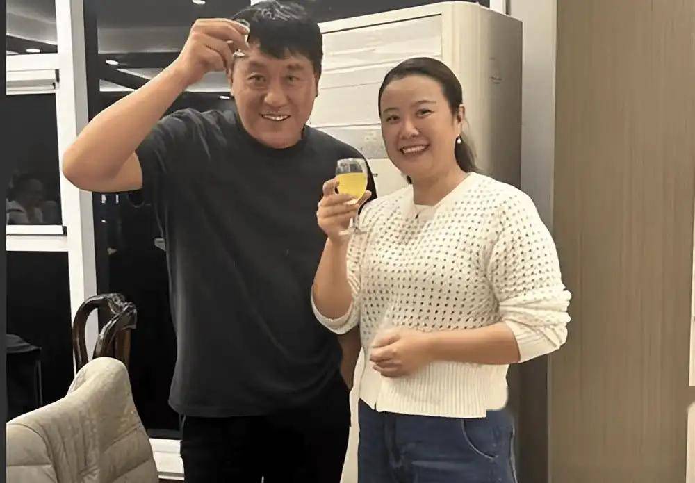 原来她是何冰妻子!结婚27年育有帅气儿子,21岁儿子已子承父业