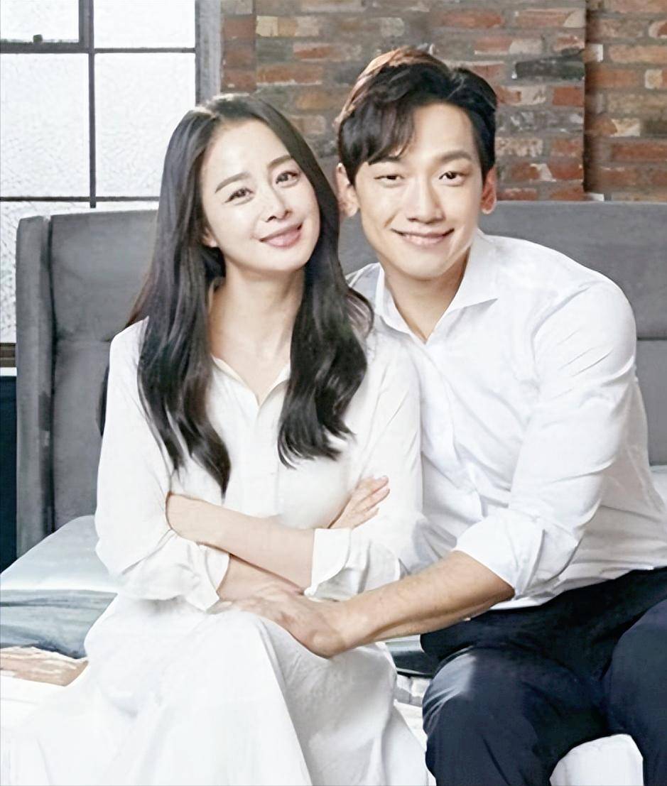 据闻rain和金泰熙婚后育有两女,妻子金泰熙自婚后就退出了娱乐圈,专心
