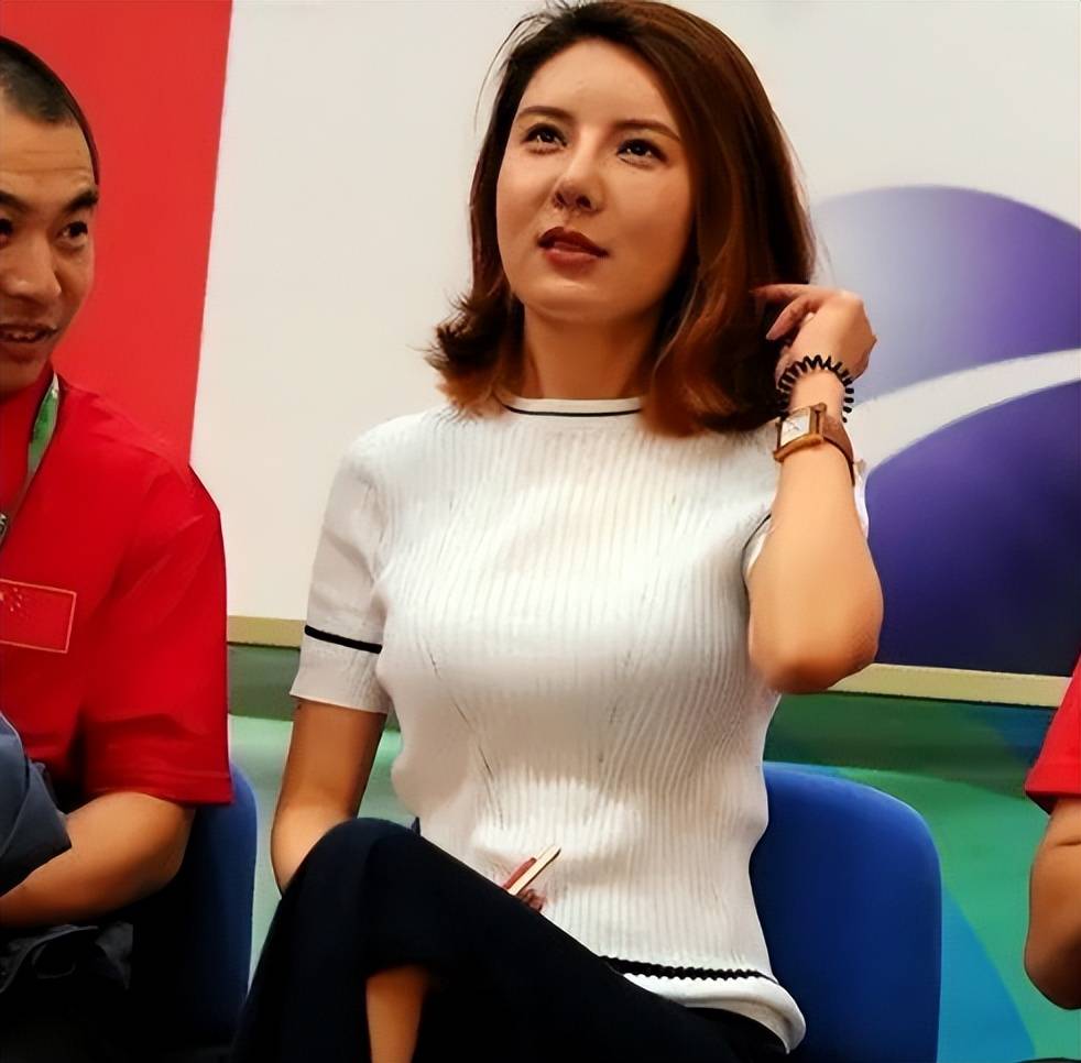 奥运冠军杜丽近况,年过40仍韵味十足,从满脸痘蜕变成颜值女神