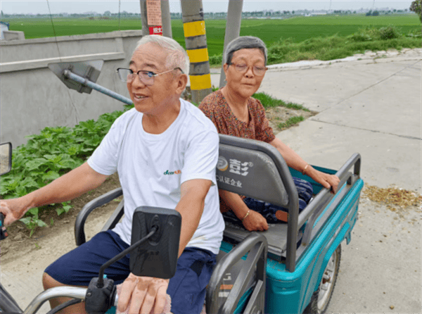 爱心接力!大垛镇老夫妇高温天为八旬老翁撑起“遮阳伞” (图5) 爱心接力!大垛镇老夫妇高温天为八旬老翁撑起“遮阳伞” (图5)