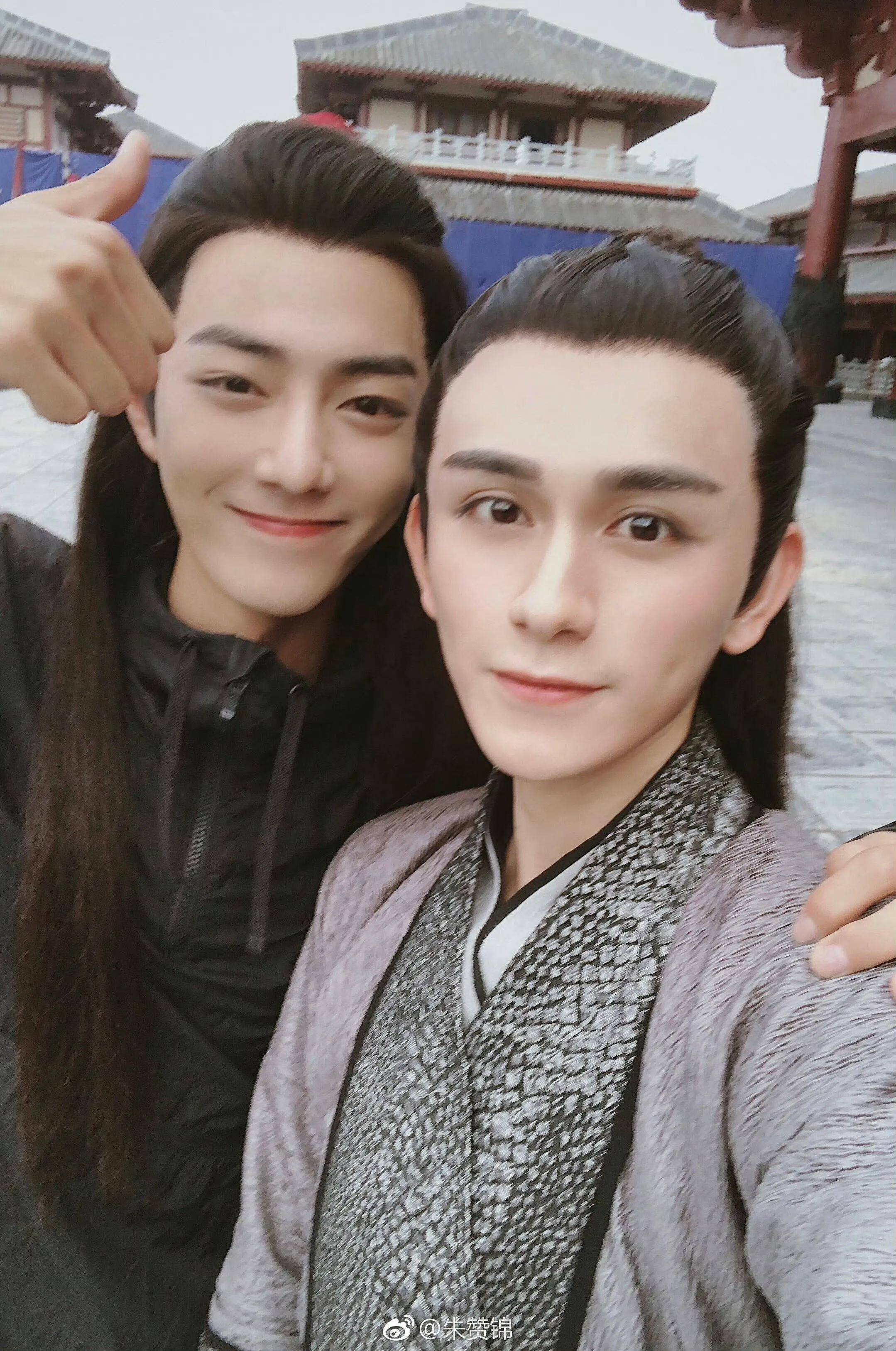 看《陈情令》别被骗了!存一组肖战合影原图