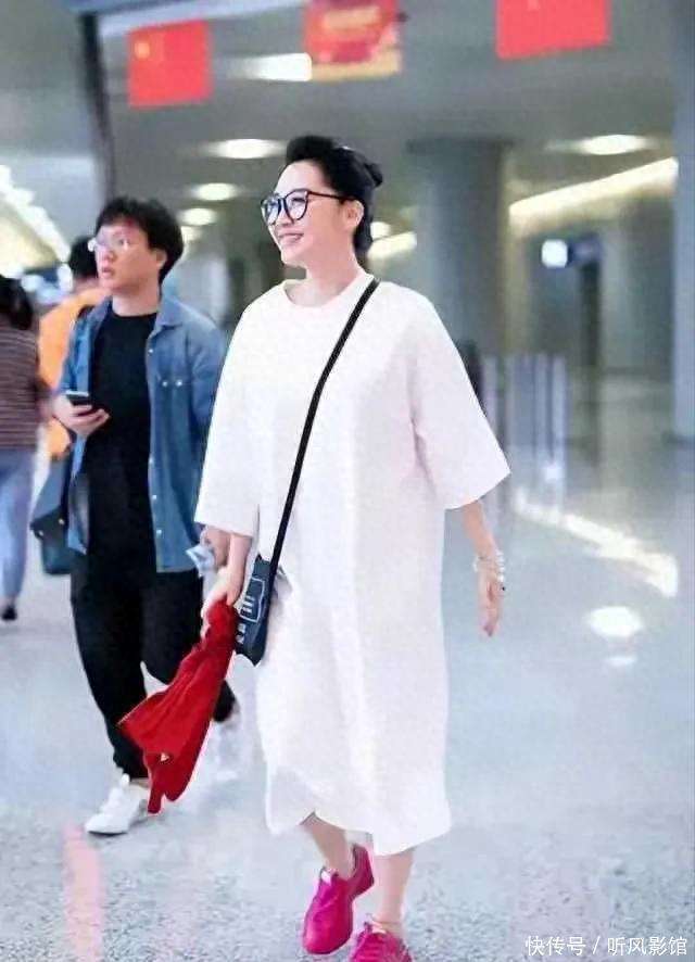 56歲許晴現身機場 身材嚴重走樣肥胖 網友疑好事將近？