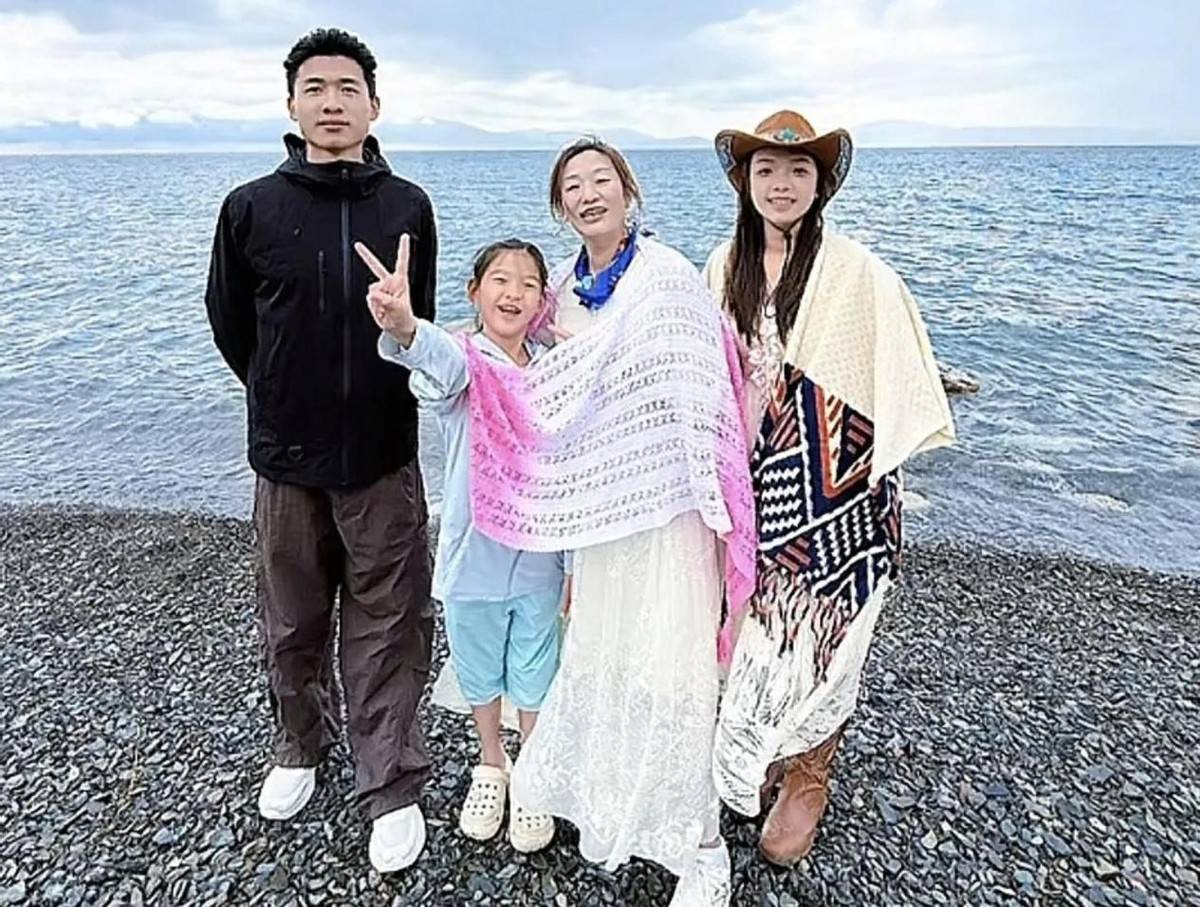 赛里木湖拍照多人合照，旅游帮手