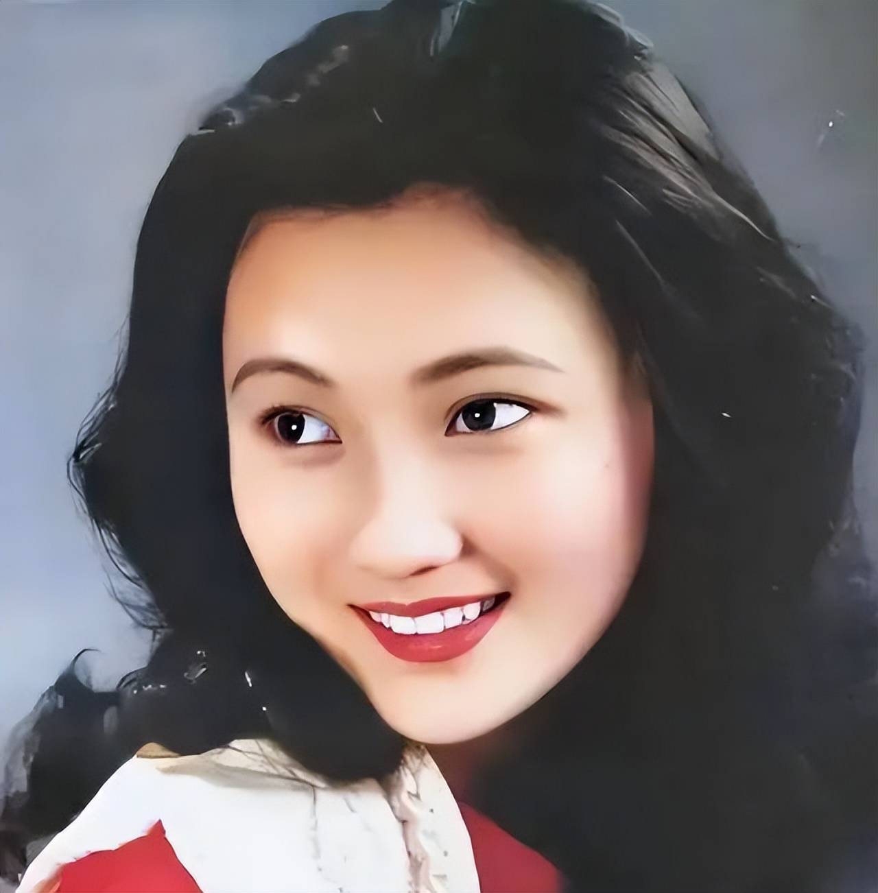 林芳兵嫁圈外丈夫,婚后育一子,60岁依旧美丽动人