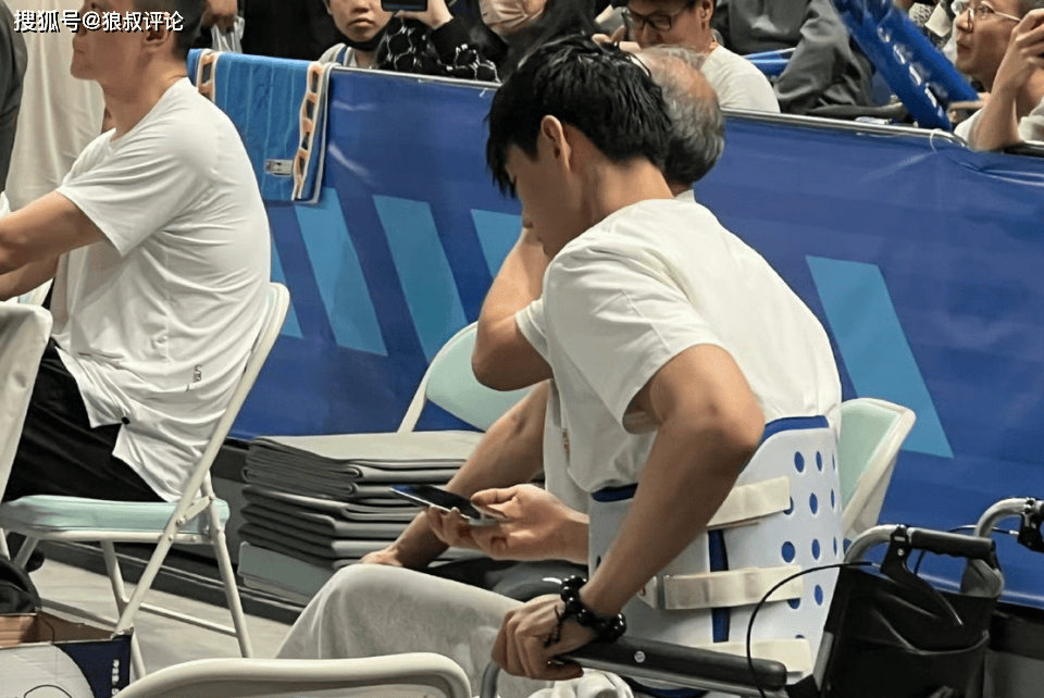 曾凡博无缘男篮亚洲杯引热议 媒体人：与其被动输球 不如主动锻炼年轻人
