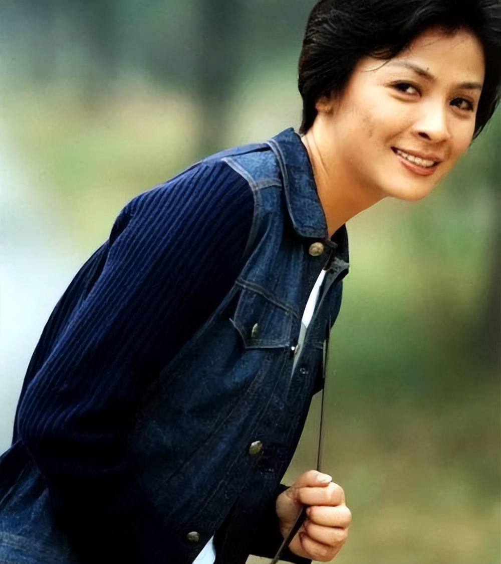演员苏瑾,24岁凭欧庆春爆火,27岁退圈嫁建筑师,今离婚18年