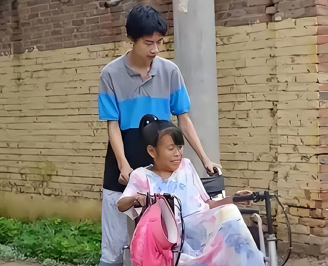 庞众望:母亲瘫痪父亲疯了,捡废品744分考上清华,现在他怎样了_生活_家庭_庞志