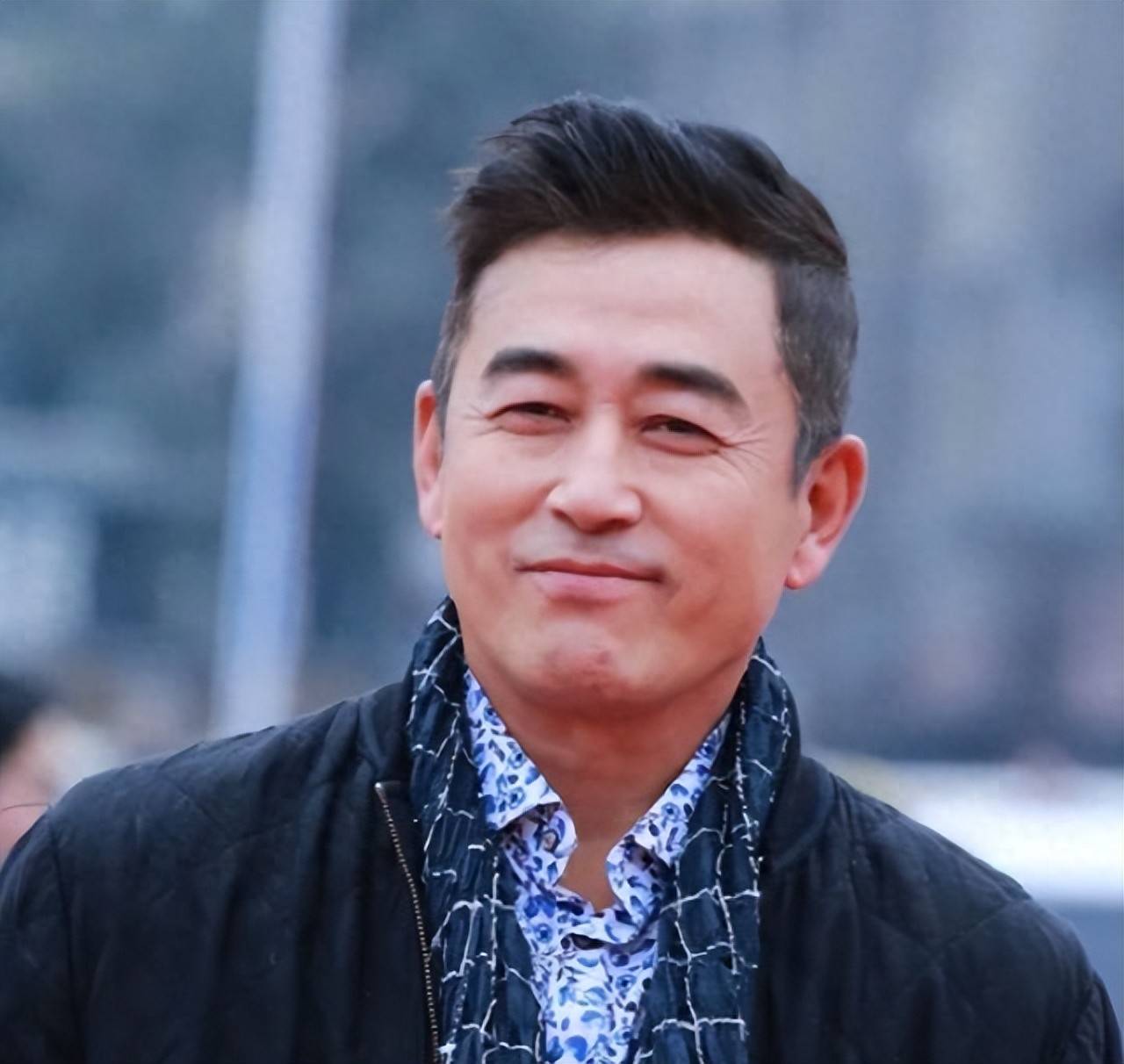 演员王志飞:愧对聋哑父母,怒斥儿子背后,二婚妻子竟是熟悉的她