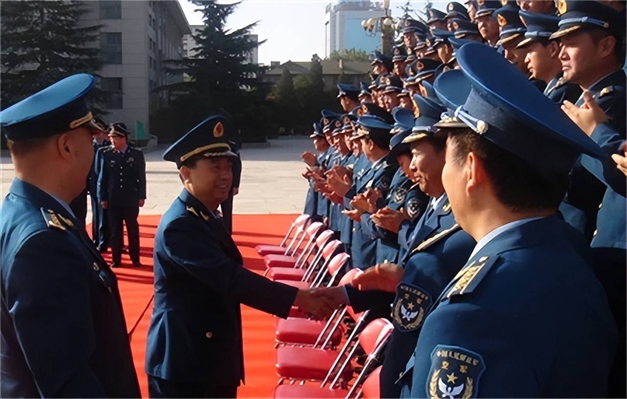 邓昌友:曾任10年空军政委,45岁授少将,52岁升中将,59岁升上将