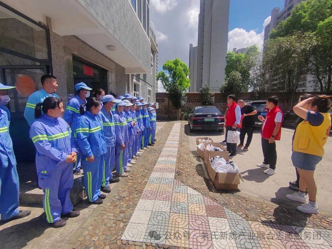 夏日送清凉 温暖环卫守护者