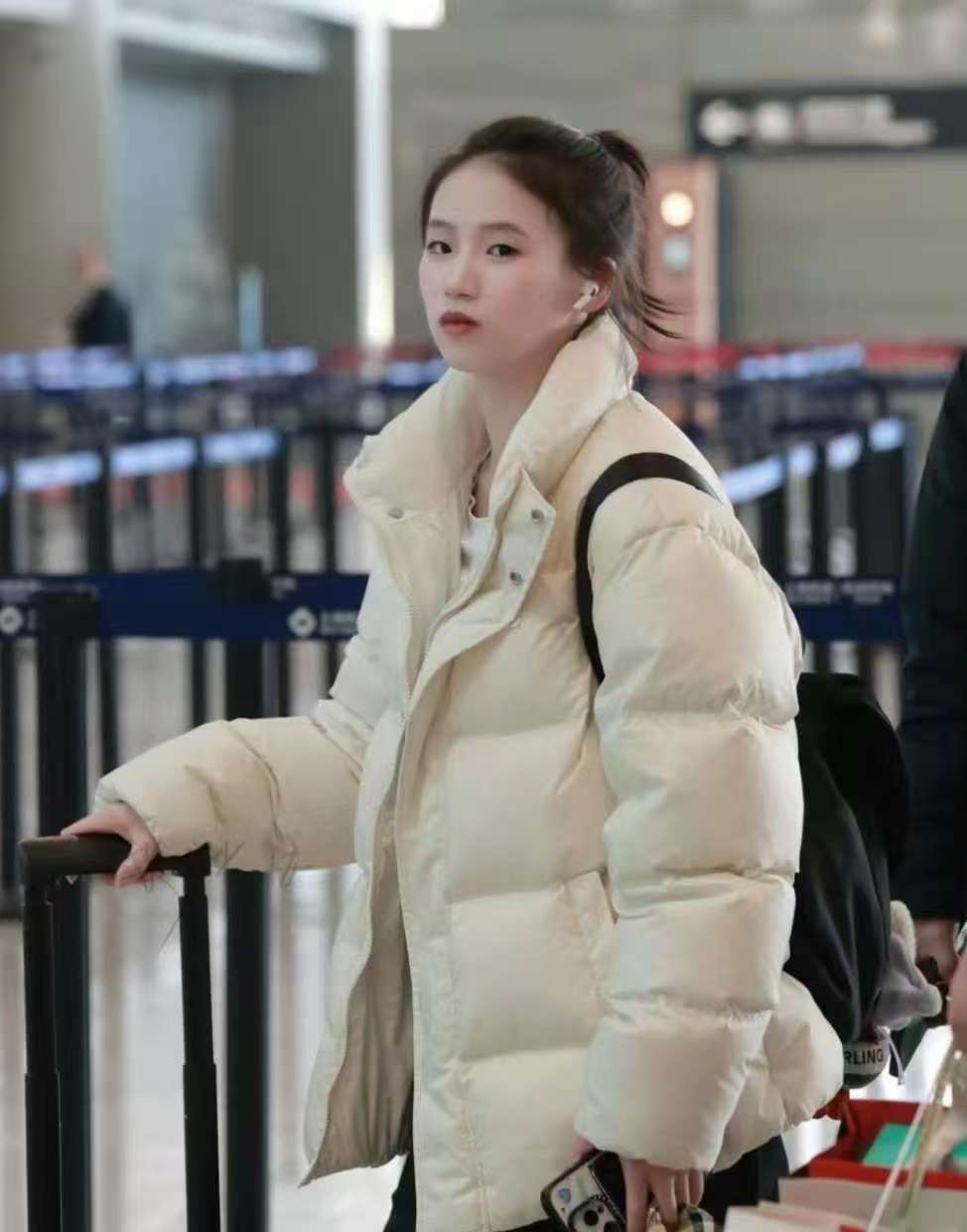 中国跳水队出征新加坡世锦赛，陈芋汐美艳亮相，陈若琳全力培养新星赵仁杰