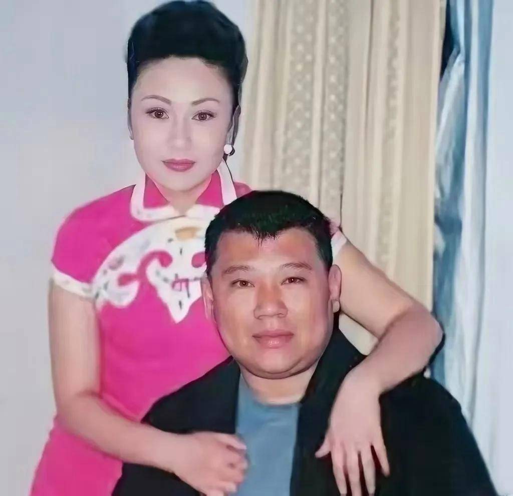 郭德纲携妻子现身,王惠身材臃肿胖到没脖子,郭德纲仍极力讨好!