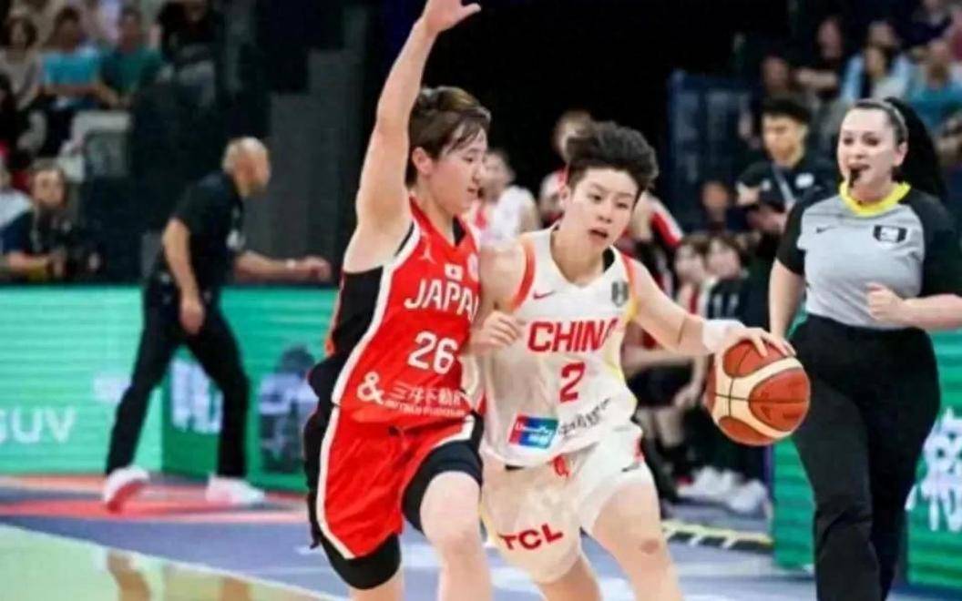 宫鲁鸣力挺李缘成女篮未来领袖，网友热议其表现是否匹配