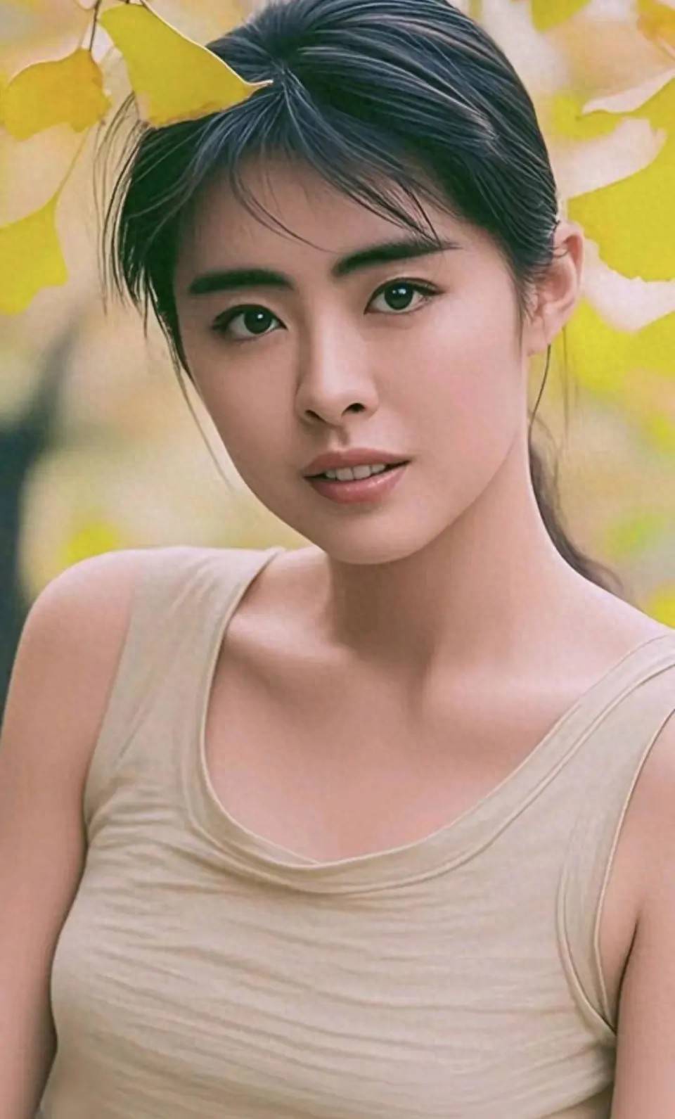 58岁王祖贤近况曝光,颜值惊艳周围,亲自上手艾灸馆排长队