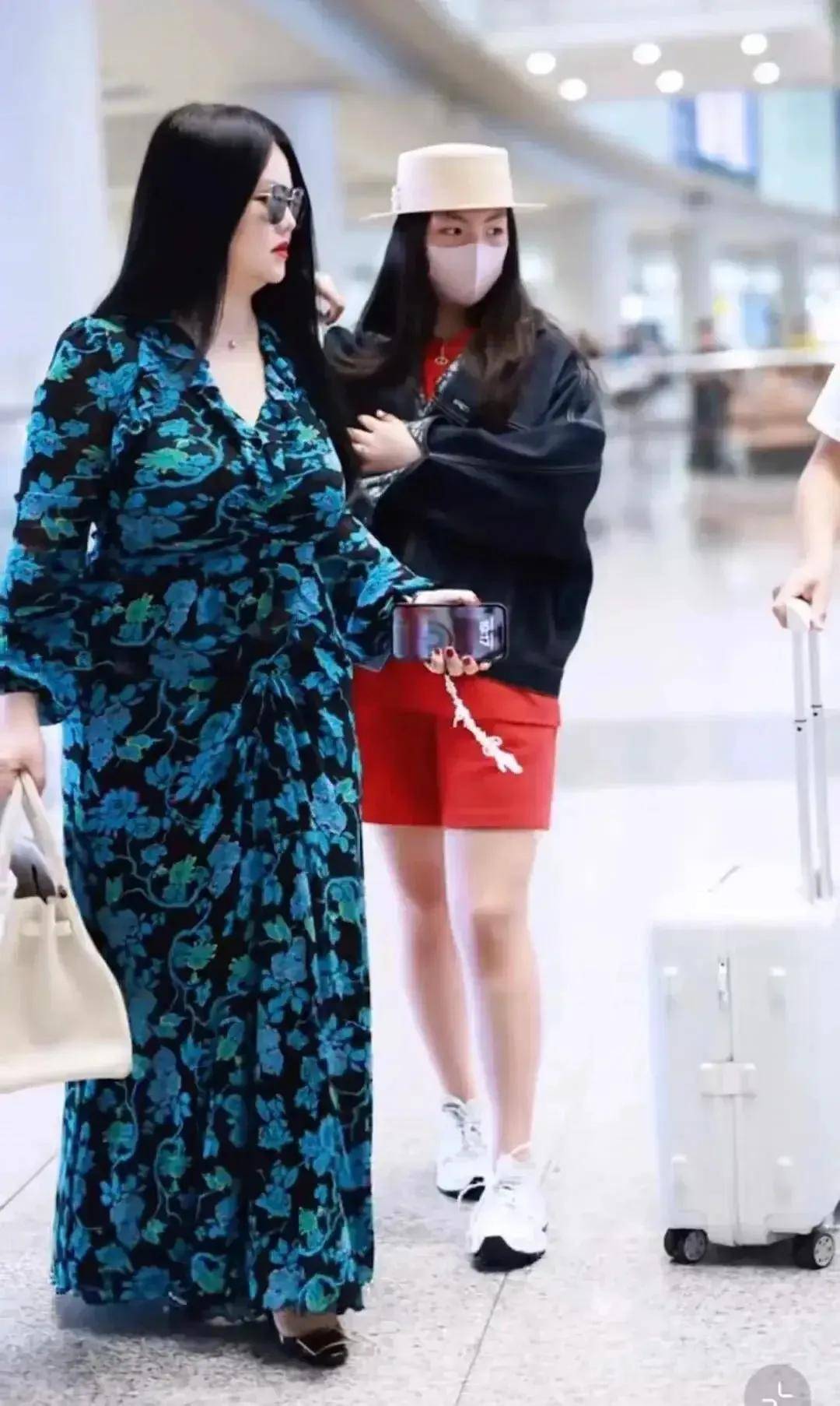 女生西装留念 李湘带王诗龄去见英国大使,她穿西装瘦了好几圈,王诗龄胖的没腰_吴若兰_女士_母女间