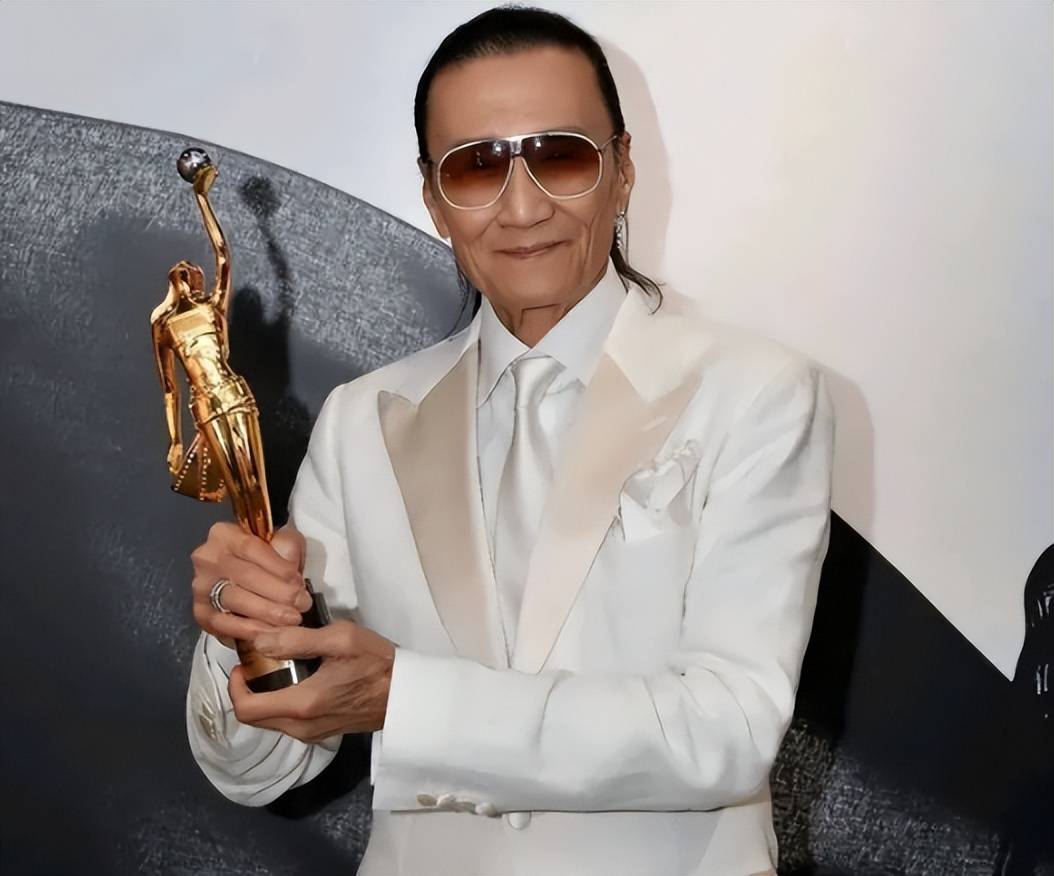 风流一生潇洒活,88岁谢贤坐轮椅出门,优秀孙子让人欣慰