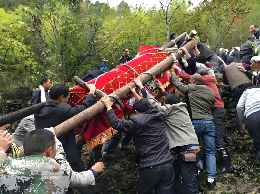 老人下葬遭做局?抬棺路上撒满钉,坟墓被塞死狗,村民作妖