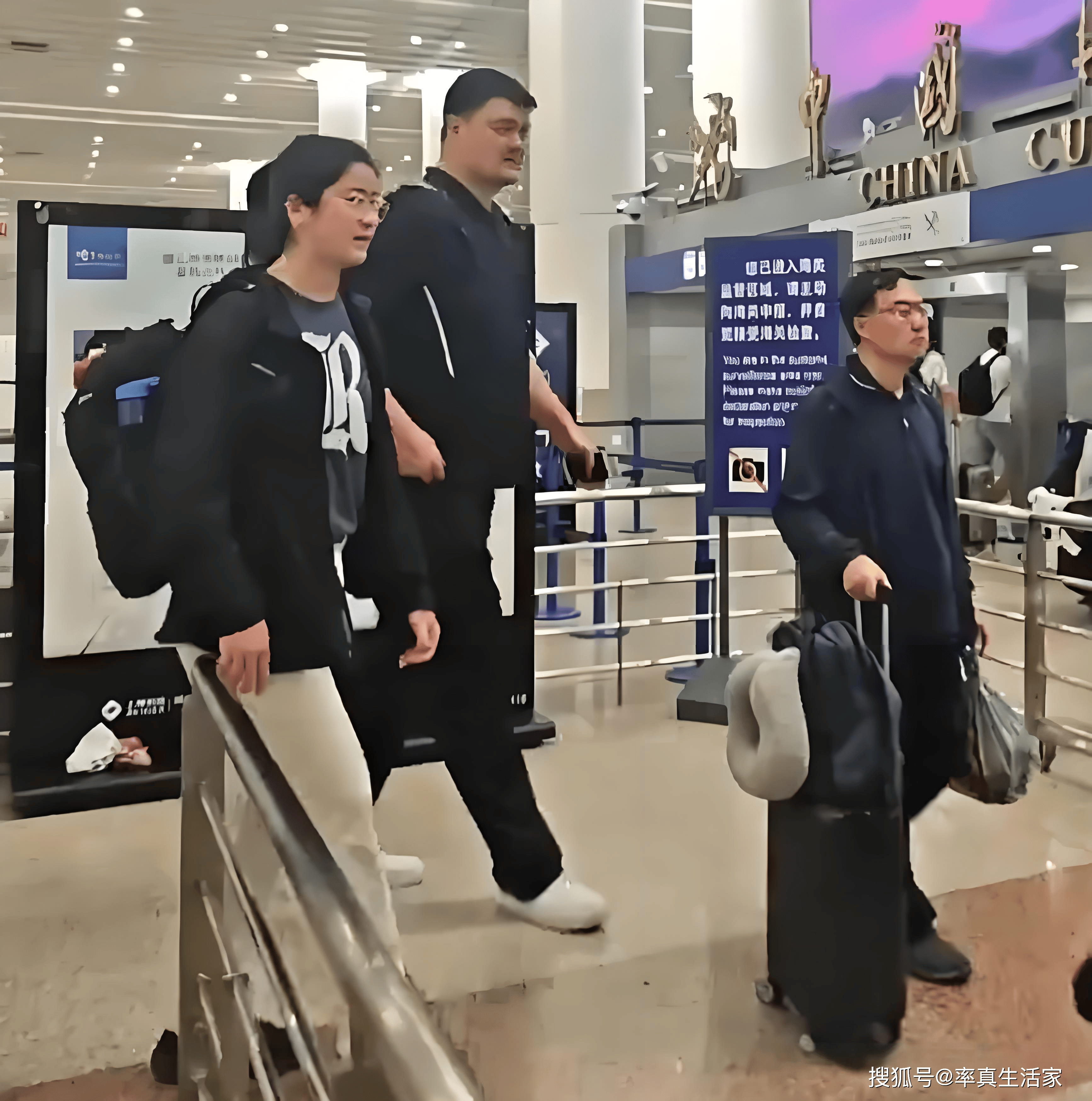 姚明和女儿机场被偶遇, 15岁姚沁蕾身高1米9, 两人像移动的"高楼"