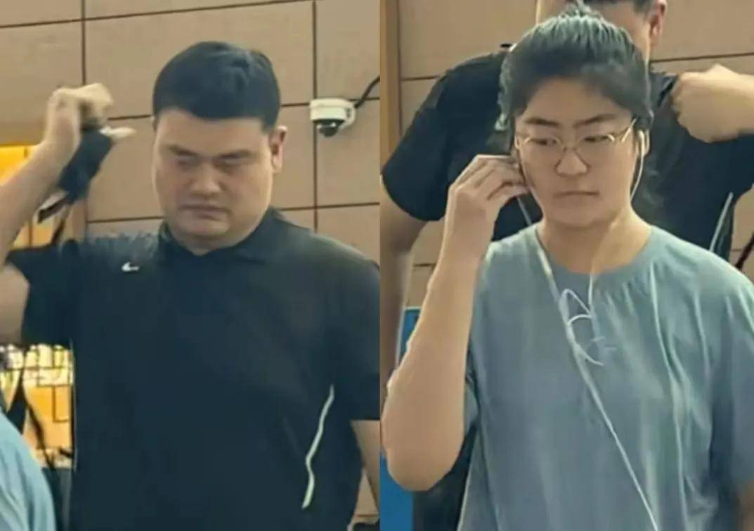 女篮后继有人，姚明与女儿机场同框，共用一张脸