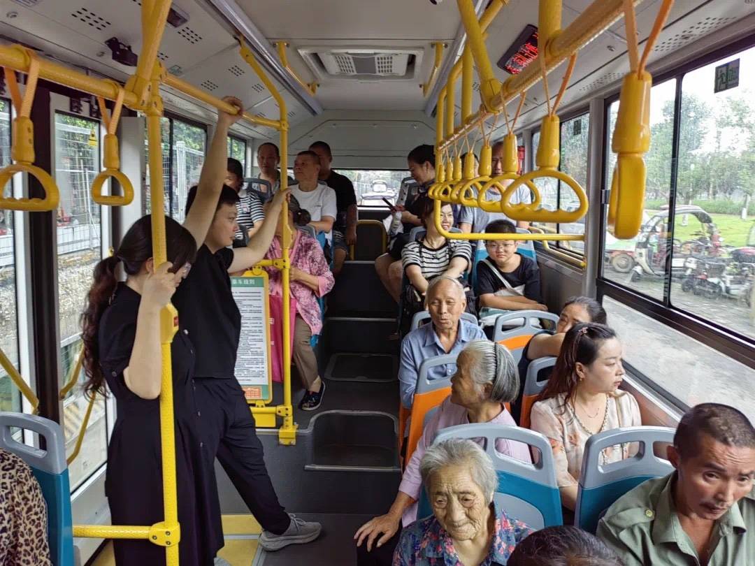 格力钛纯电动公交车服务成都蒲江 让市民游客乘坐体验更有感
