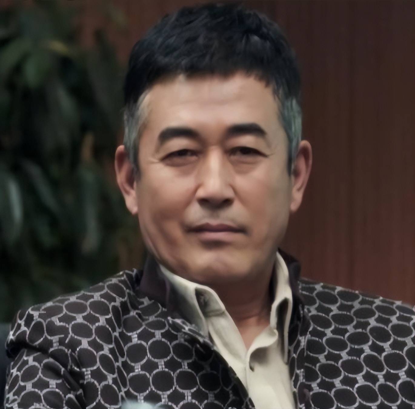 演员王志飞:愧对聋哑父母,当众大骂儿子,二婚妻子竟是熟悉的她