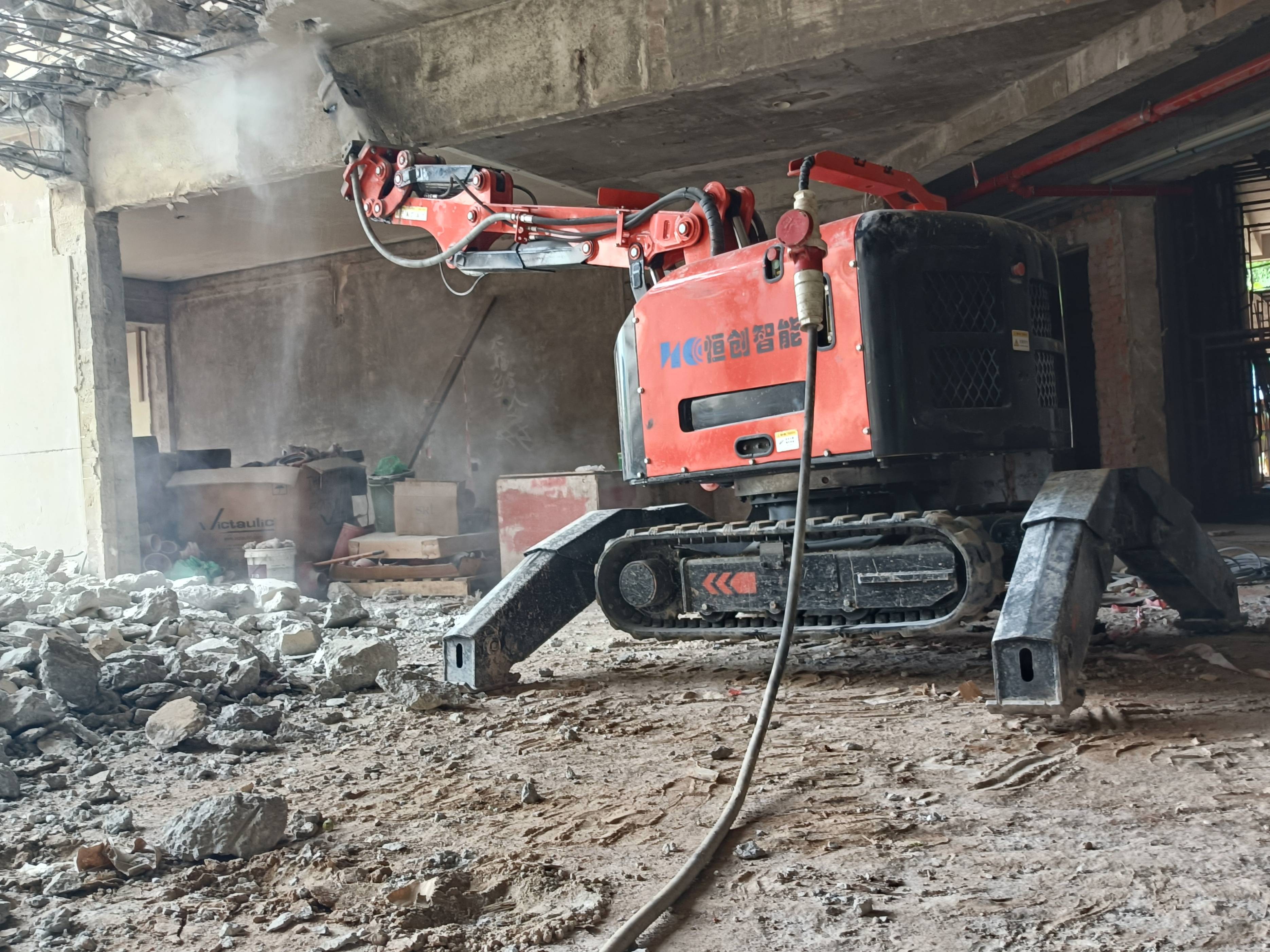 同时,通过配备不同的作业属具,如液压剪,切