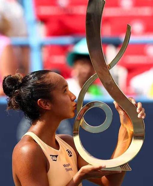 费尔南德斯WTA500华盛顿站夺冠，年轻新星崛起