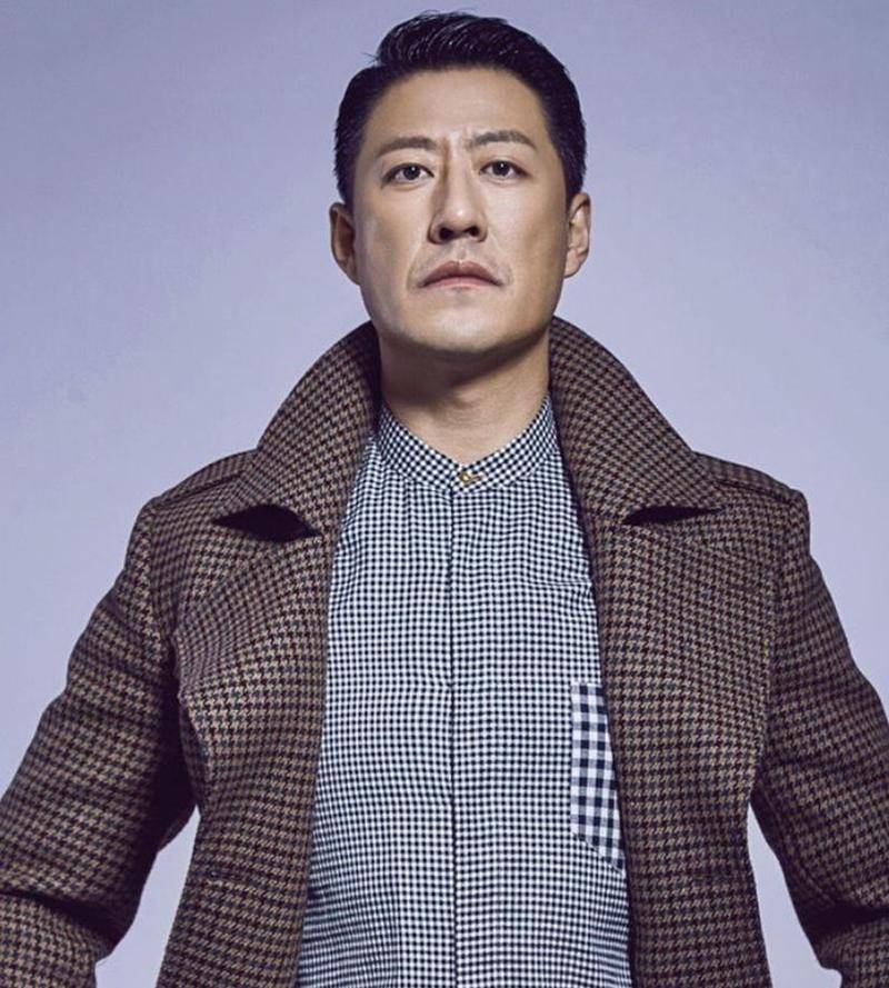 再后来他陆续接到了不少影视剧本,里面大多都是一些硬汉角色,所以于震