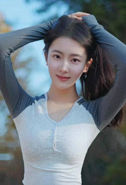 南京传媒学院校花何雨宸，沉鱼落雁，长发飘飘，身材傲人_专业_校园_学弟