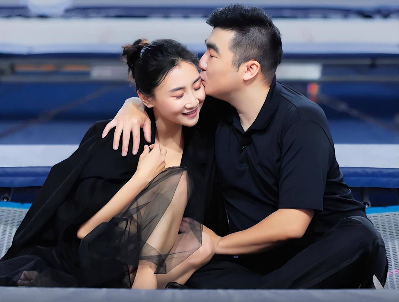 "蹦床公主"何雯娜未婚先孕,怀胎30周办婚礼,婆家娘家矛盾不断