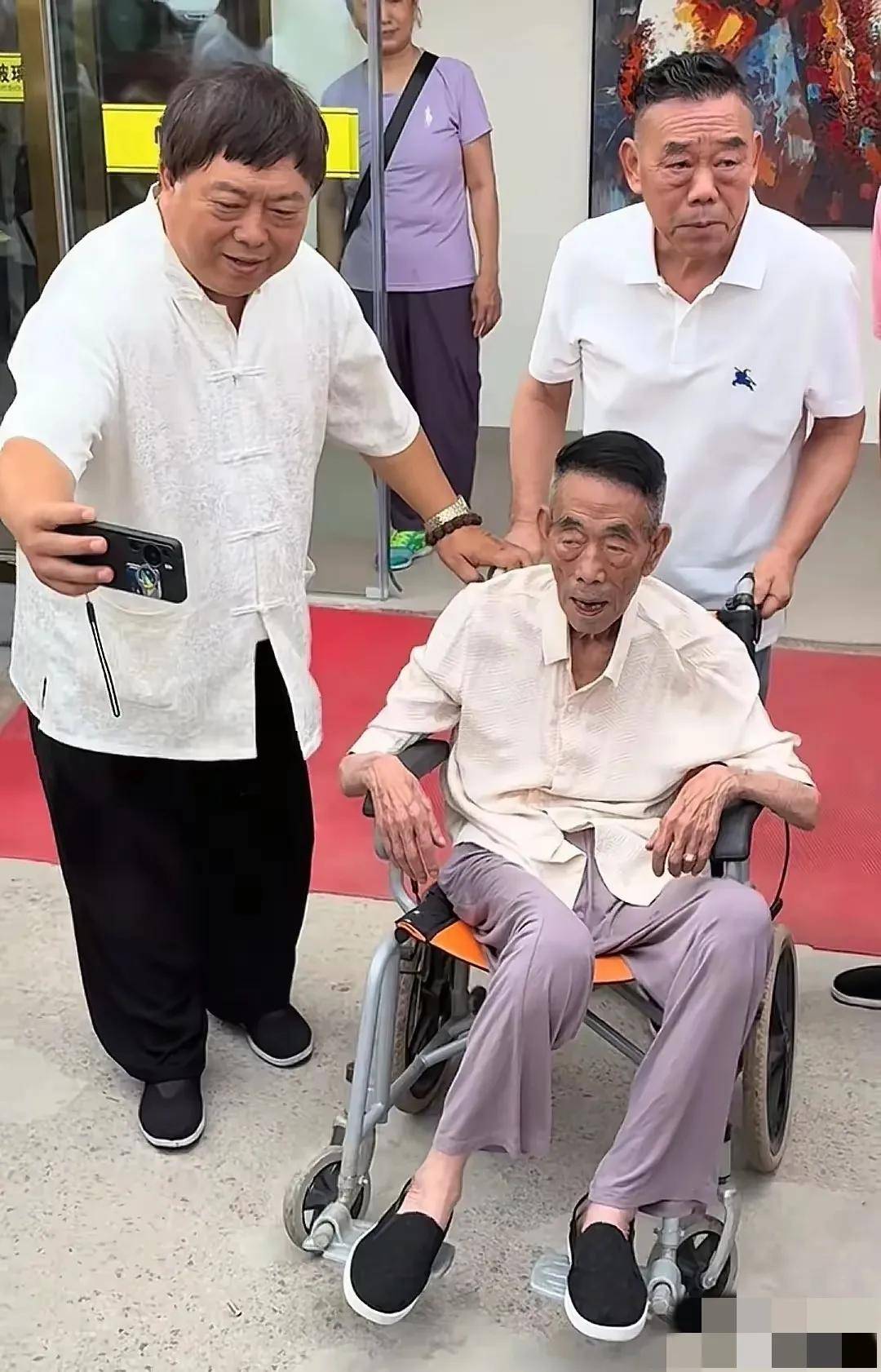 今日杨少华吊唁仪式举行杨威哭喊爸爸杨议情绪崩溃被抬出市民送别