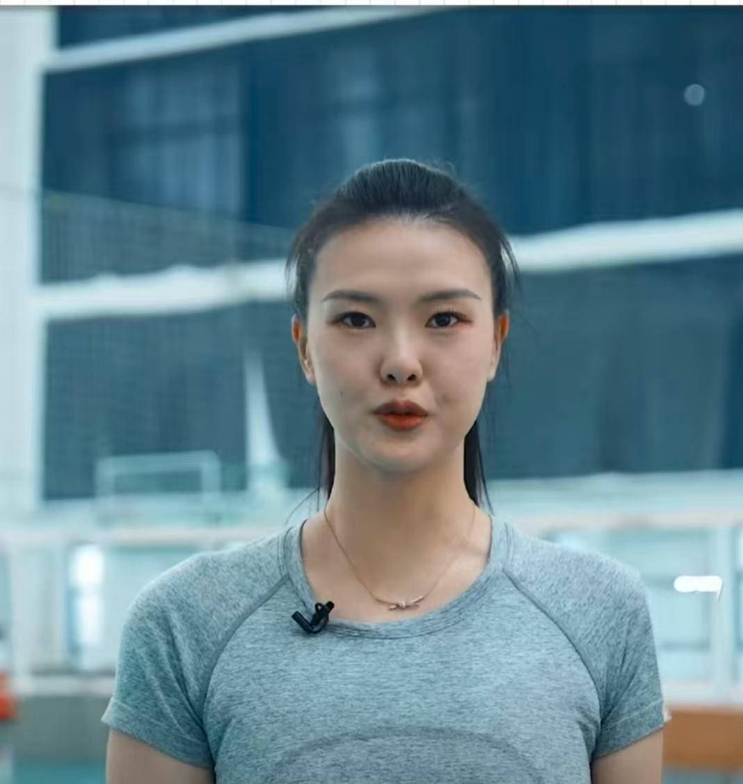 张常宁现身穿无痕裤遛狗,小腹平坦辟谣怀孕传言