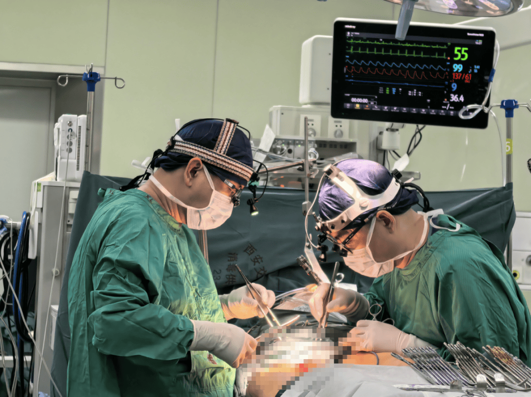 在非体外循环,心脏不停跳的情况下,成功完成乳内动脉