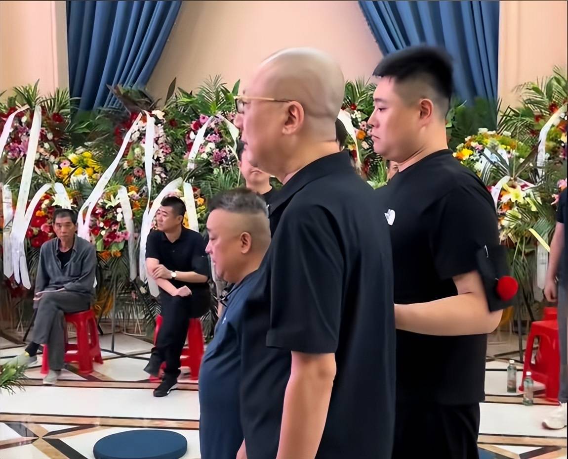 葬礼变闹剧?杨少华现场杂耍哭晕被抬走,无一人戴孝